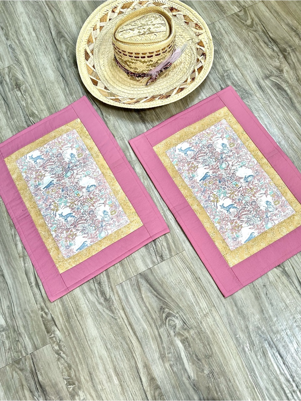 Artisan Wild life theme Farmhouse Quilted patchwork Table Runner 2 place mats